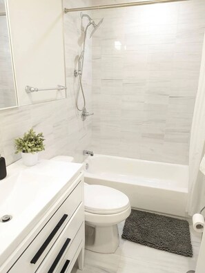 Bathtub - Light and Airy Townhome with roofdeck and yard (Philadelphia)
