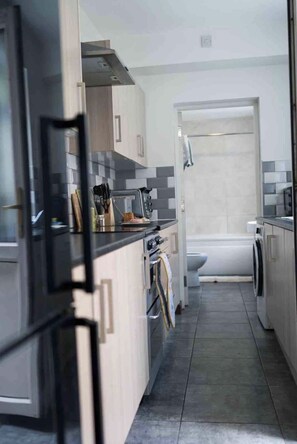 Kühlschrank, Mikrowelle, Ofen, Herdplatte