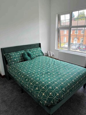4 bedrooms, desk, iron/ironing board, free WiFi