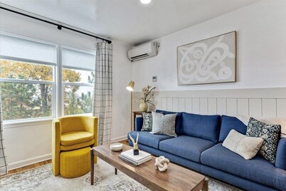 Designer 2 bd apt / 1 King Bed /blocks from U of U