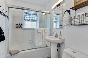Combined shower/bathtub - Designer 2 bd apt / 1 King Bed /blocks from U of U (Salt Lake City)