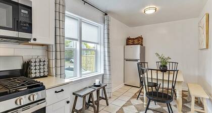 Designer 2 bd apt / 1 King Bed /blocks from U of U