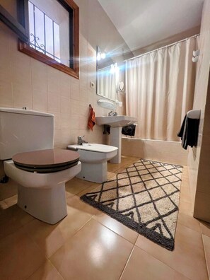 Duschwanne, Haartrockner, Bidet, Handtücher