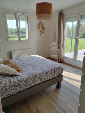 Iron/ironing board, travel crib, free WiFi, bed sheets