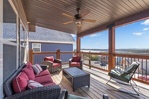 Property grounds - Lakefront Haven, an Amazing 9 Bedroom Vacation Home Where the Fun Never Ends! (Branson)