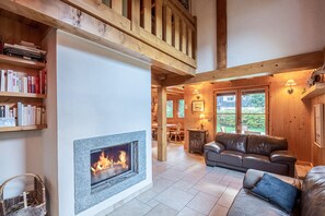 Televisión y chimenea 