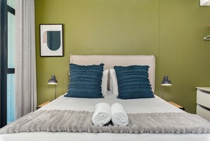 3 bedrooms, iron/ironing board, internet, bed sheets