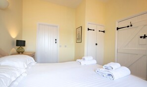 3 bedrooms, iron/ironing board, free WiFi, bed sheets - Mill Village 66, Damsel Cottage (P) (Somerford Keynes)