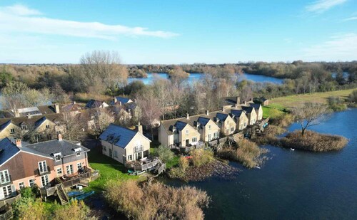 A Cotswold stone lakeside cottage that sleeps 6 guests  in 3 bedrooms