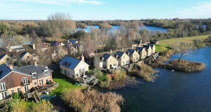 A Cotswold stone lakeside cottage that sleeps 6 guests in 3 bedrooms
