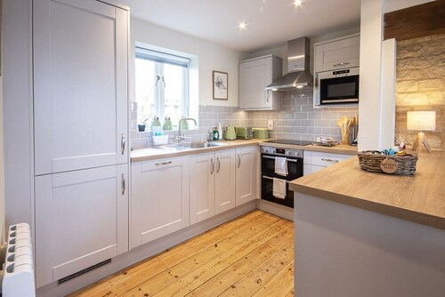 A cotswold stone waterside cottage that sleeps 6 guests  in 3 bedrooms