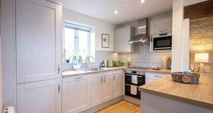 A cotswold stone waterside cottage that sleeps 6 guests in 3 bedrooms