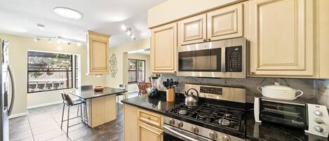 冷蔵庫、電子レンジ、オーブン、コンロ