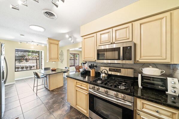 Refrigerador, microondas, horno y parrilla de estufa 