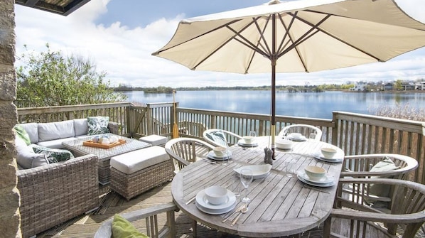 Outdoor dining - Mill Village 68, Somer House (P) (Somerford Keynes)