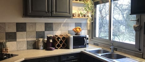 Refrigerador, microondas, horno y parrilla de estufa