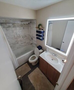 Combined shower/bathtub, jetted bath, towels, soap