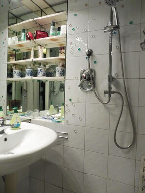 Douche, séchoir à cheveux, savon, papier de toilette