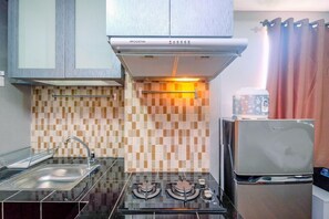 Estúdio empresarial | Cozinha privada | Geladeira grande, talheres/pratos/utensílios de cozinha