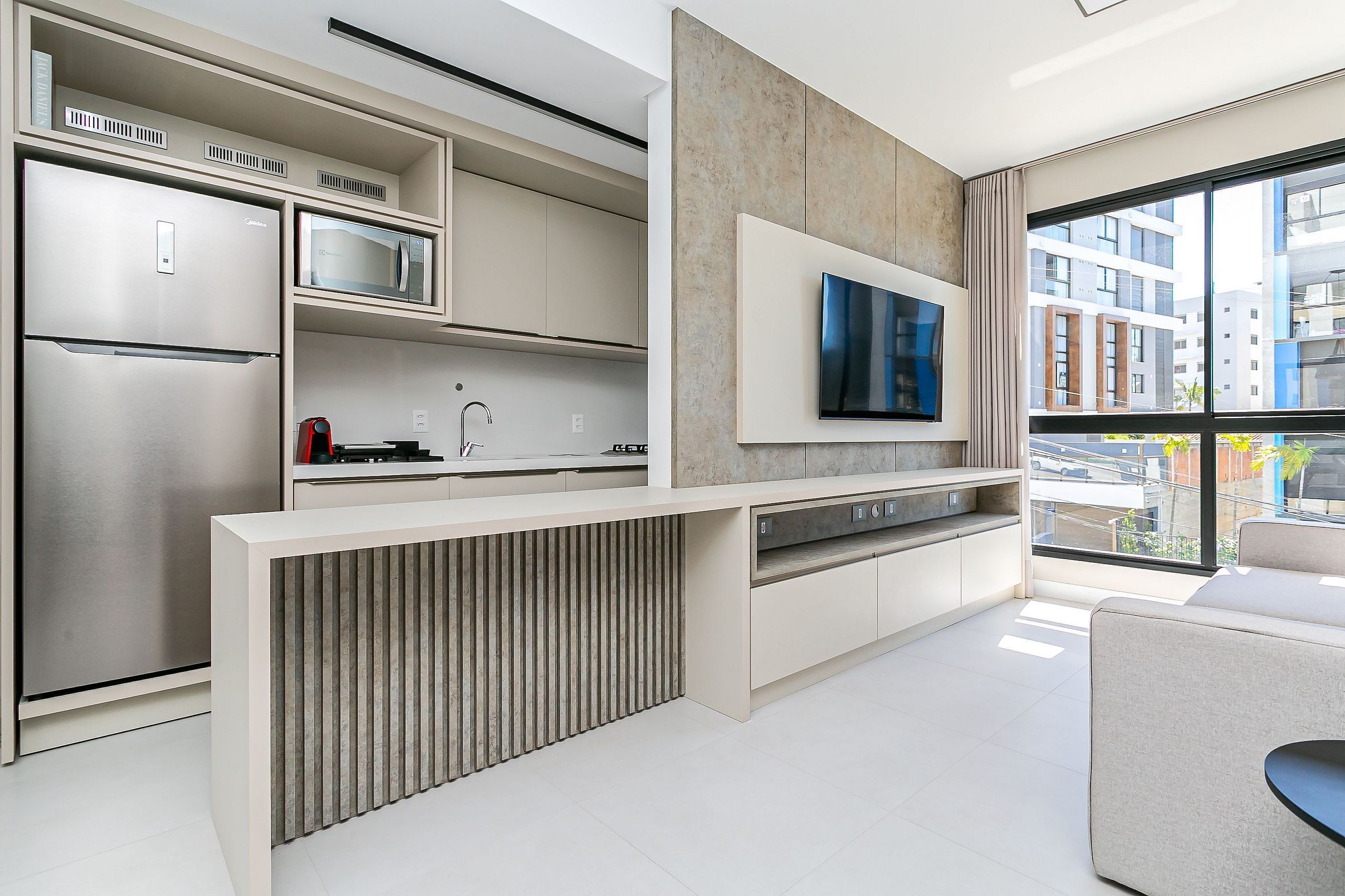 Kühlschrank, Mikrowelle, Ofen, Wasserkocher mit Kaffee-/Teezubehör