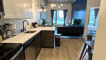 Jääkaappi, mikroaaltouuni, uuni, liesi