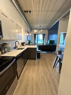 Réfrigérateur, four à micro-ondes, un four, surface de cuisson