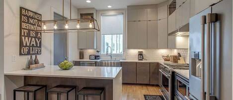 Cafetière/bouilloire, batterie de cuisine, vaisselle et ustensiles