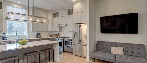 Cafetière/bouilloire, batterie de cuisine, vaisselle et ustensiles