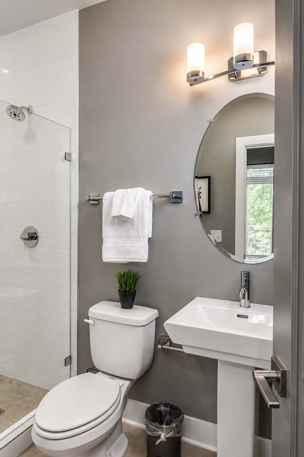 Een moderne badkamer met toilet, wastafel en douche.