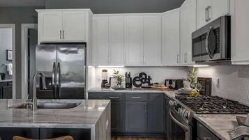 Een microgolfoven, een oven, een vaatwasser