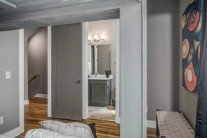 4 habitaciones, tabla de planchar con plancha, wifi y ropa de cama 