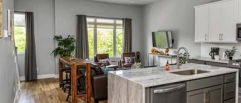 Kjøleskap, mikrobølgeovn, ovn og kokeplater