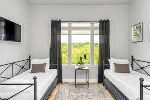 4 bedrooms, iron/ironing board, WiFi, bed sheets