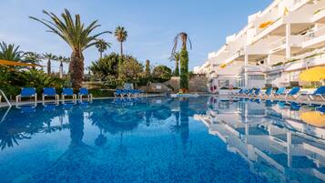 2 piscinas externas, guarda-sóis, espreguiçadeiras