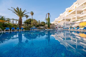 2 piscinas al aire libre, sombrillas, sillones reclinables de piscina