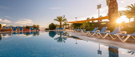 2 albercas al aire libre, sombrillas en la alberca y camastros
