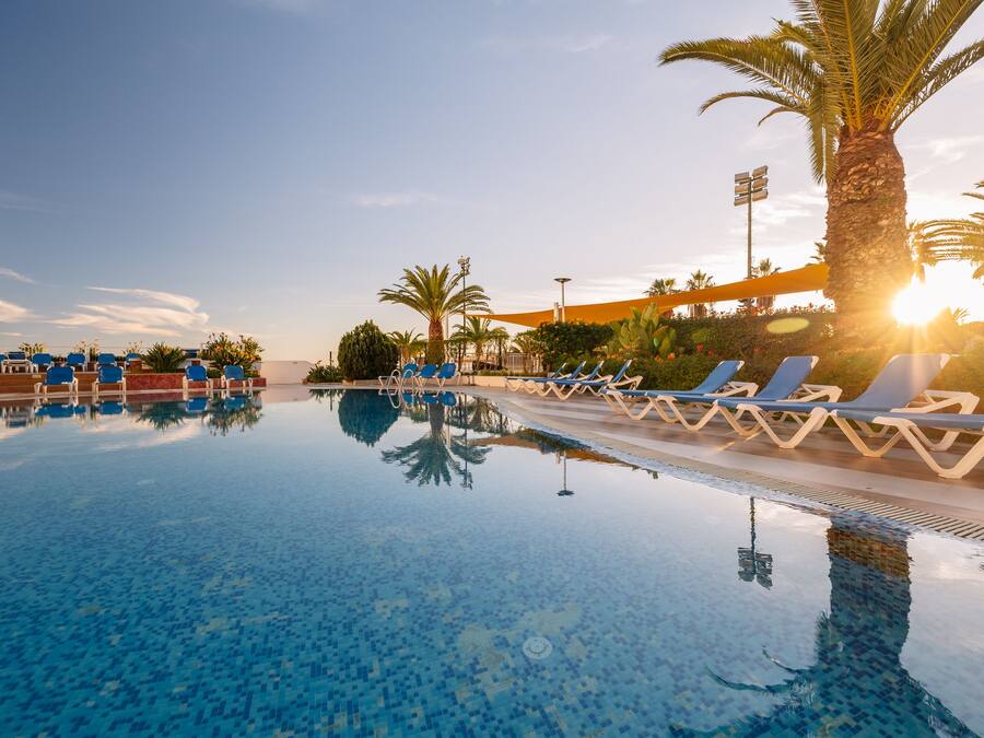 2 piscinas externas, guarda-sóis, espreguiçadeiras