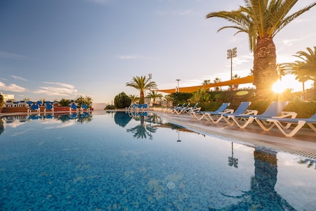 2 室外游泳池,池畔遮阳伞,日光浴躺椅