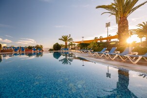 2 piscinas al aire libre, sombrillas, sillones reclinables de piscina