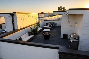 Outdoor dining - Gorgeous Nashville Retreat • Skyline Rooftop (Nashville)