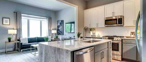 Kühlschrank, Mikrowelle, Ofen, Herdplatte