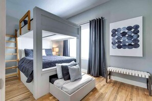 4 bedrooms, iron/ironing board, WiFi, bed sheets