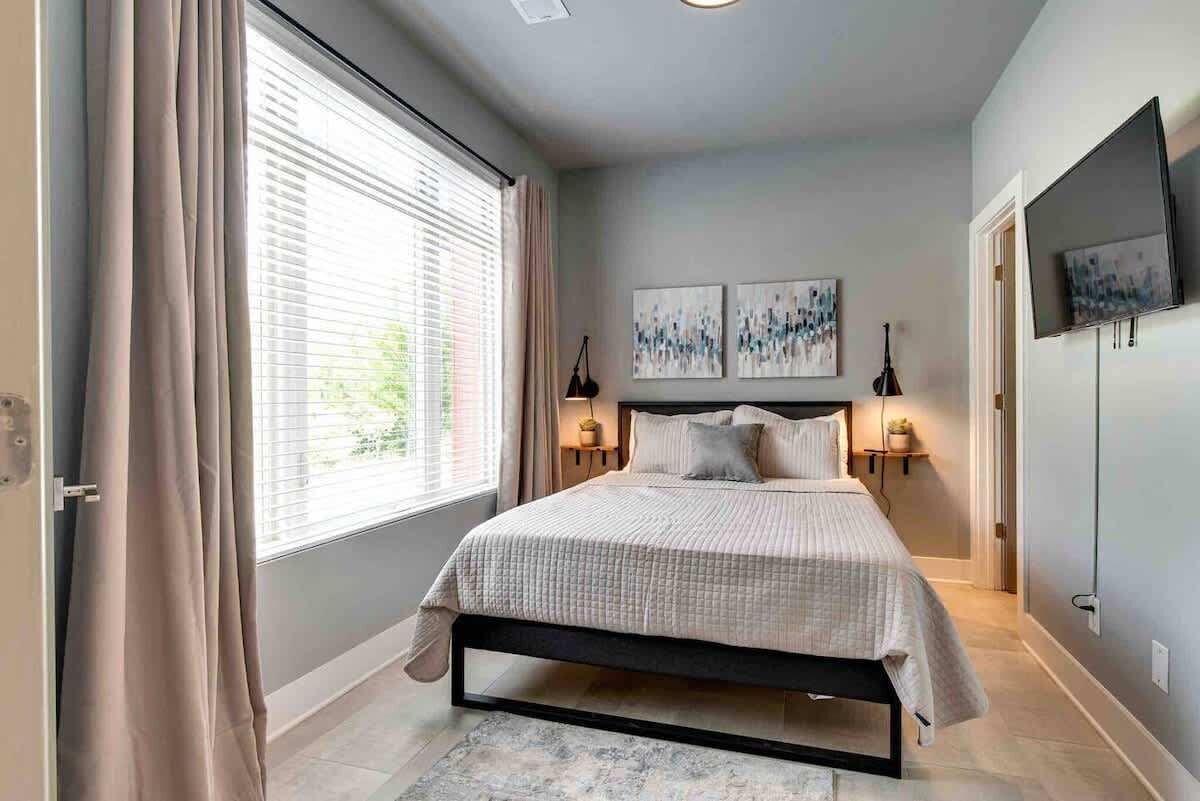 4 bedrooms, iron/ironing board, WiFi, bed sheets