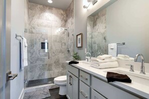 Dusche, Haartrockner, Handtücher, Shampoo