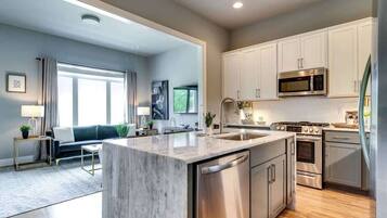 Een microgolfoven, een oven, een vaatwasser