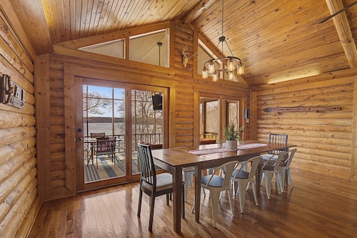 Lakefront Family Retreat • Dock • Hot Tub & Games