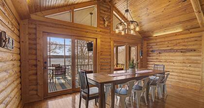 Lakefront Family Retreat • Dock • Hot Tub & Games