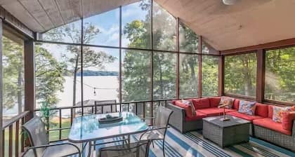 Lakefront Getaway • Game Room • Hot tub & Dock