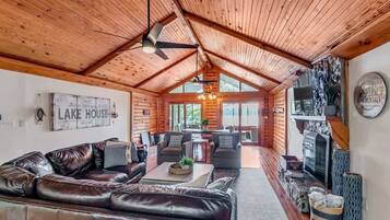 Televisión y chimenea