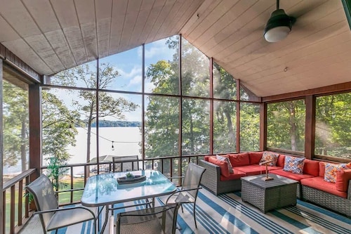 Lakefront Getaway • Game Room • Hot tub & Dock